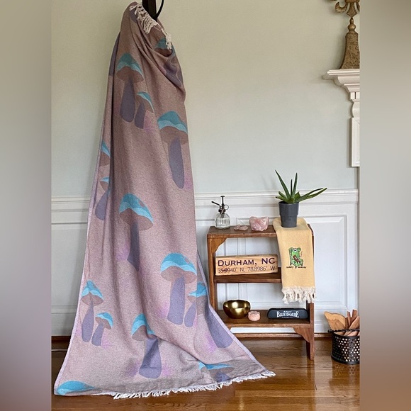 NEW! Mushroom Traveler Blanket Blue Red Reversible FLiPSiDE Earth Teal Gift Shop - Picture 12 of 15